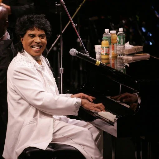 Der amerikanische Rock’n’Roll-Sänger, Pianist und Songwriter Little Richard gilt als der Wegbereiter des Rock’n’Roll. Er war Vorbild für die Beatles, Elton John und Prince. Mit dem Hit „Tutti Frutti“ und seinem „A-wop-bop-a-loo-bop-a-wop-bam-boom!“ stürmte er 1956 die Charts. 1986 wurde er als erster Musiker in die Rock and Roll Hall of Fame in Cleveland aufgenommen. Er stirbt im Alter von 87 Jahren in Tennessee. Im Bild: Little Richard an der Westbury Music Fair in Westbury, NY, am 19. August 2004. (Foto:…