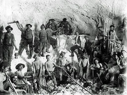 Beim Bau des Lötschberg-Tunnels sterben 25 italienische Saisonniers.4. Juli 1908: Beim Bau des Lötschberg-Tunnels sterben 25 italienische Saisonniers. Ein Stollen bricht um 02.30 Uhr früh ein. Eine Lawine aus Schlamm und Wasser reisst die Arbeiter mit. In der Folge projektieren die Ingenieure eine neue Strecke. Der Unglücksstollen wird zugemauert. Die Leiche eines einzigen Opfers wird gefunden. Die 24 anderen befinden sich noch immer im Berg. Eine Rettung der Verschütteten wurde als zu gefährlich betrachte…