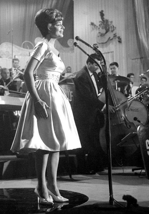 Die Schweizer Schlagersängerin Lys Assia stirbt im Alter von 94 Jahren im Spital Zollikerberg bei Zürich. Das Bild zeigt sie bei einem Auftritt in Baden-Baden am 4. Juni 1961. Lys Assia, am 3. März 1924 als Rosa Mina Schärer in Rupperswil (AG) geboren, war 1956 die erste Gewinnerin des „Grand Prix Eurovision de la Chanson“ (heute: Eurovision Song Contest) mit dem Lied „Refrain.“ Schon sechs Jahre vorher landete sie in der Schweiz und in Deutschland einen Grosserfolg mit dem Lied „Oh mein Papa“. (Foto: Keys…