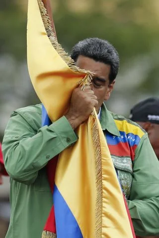 Die Wahl, die keine ist. Venezuelas diktatorisch regierender Staatspräsident Nicolás Maduro lässt sich an diesem Sonntag erneut zum ersten Mann im Staat wählen. Die USA und die EU anerkennen die Wahlen nicht. Maduro kontrolliert die Medien; die wichtigsten Oppositionspolitiker wurden festgenommen oder leben im Exil. Unabhängige internationale Wahlbeobachter sind nicht zugelassen. Maduro hat das einst reiche Erdölland in ein beispielloses Desaster gewirtschaftet. Die Inflation beträgt fast tausend Prozent p…