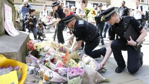 Polizisten legen Blumen für die 22 Opfer des Anschlags eines islamistischen Selbstmordattentäters in der Manchester Arena in Manchester nieder. Über 500 Besucher wurden verletzt. Das Attentat ereignete sich während eines Konzerts der amerikanischen Sängerin Ariana Grande. In der Arena hatten sich 20’000 vorwiegend junge Besucher befunden. Unter den Todesopfern sind auch Kinder. Der Attentäter, Sohn einer libyschen Familie, hatte eine Sprengladung, die in einem Rucksack versteckt und mit zahlreichen Metallt…