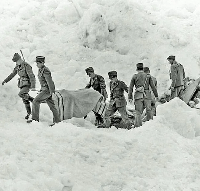 30. August 1965: Katastrophe von Mattmark: Im Walliser Saastal verschütten zwei Millionen Kubikmeter Eis und Geröll die Barackensiedlung auf der Baustelle des Mattmark-Staudamms. 88 Arbeiter sterben, unter ihnen 56 Italiener und 23 Schweizer. 17 Techniker, Ingenieure und Beamte waren der fahrlässigen Tötung angeklagt worden. Man warf ihnen vor, die Gefahr unterschätzt zu haben. Sie hätten einen Abbruch des Gletschers voraussehen müssen, hiess es in der Anklage. In zwei Prozessen wurden alle Beschuldigten f…