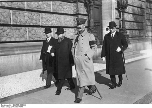 Prinz Max von Baden (Mitte, vorn), der letzte Regierungschef unter Wilhelm II., erklärt Kaiser Wilhelm II. für abgesetzt. Wilhelm befindet sich im Grossen Hauptquartier im belgischen Spa. Am Tag danach flüchtet er nach Holland. Im Bild: Prinz Max von Baden auf dem Weg in den Reichstag, November 1918. (Bild: Deutsches Bundesarchiv, Bild 183-R04159)