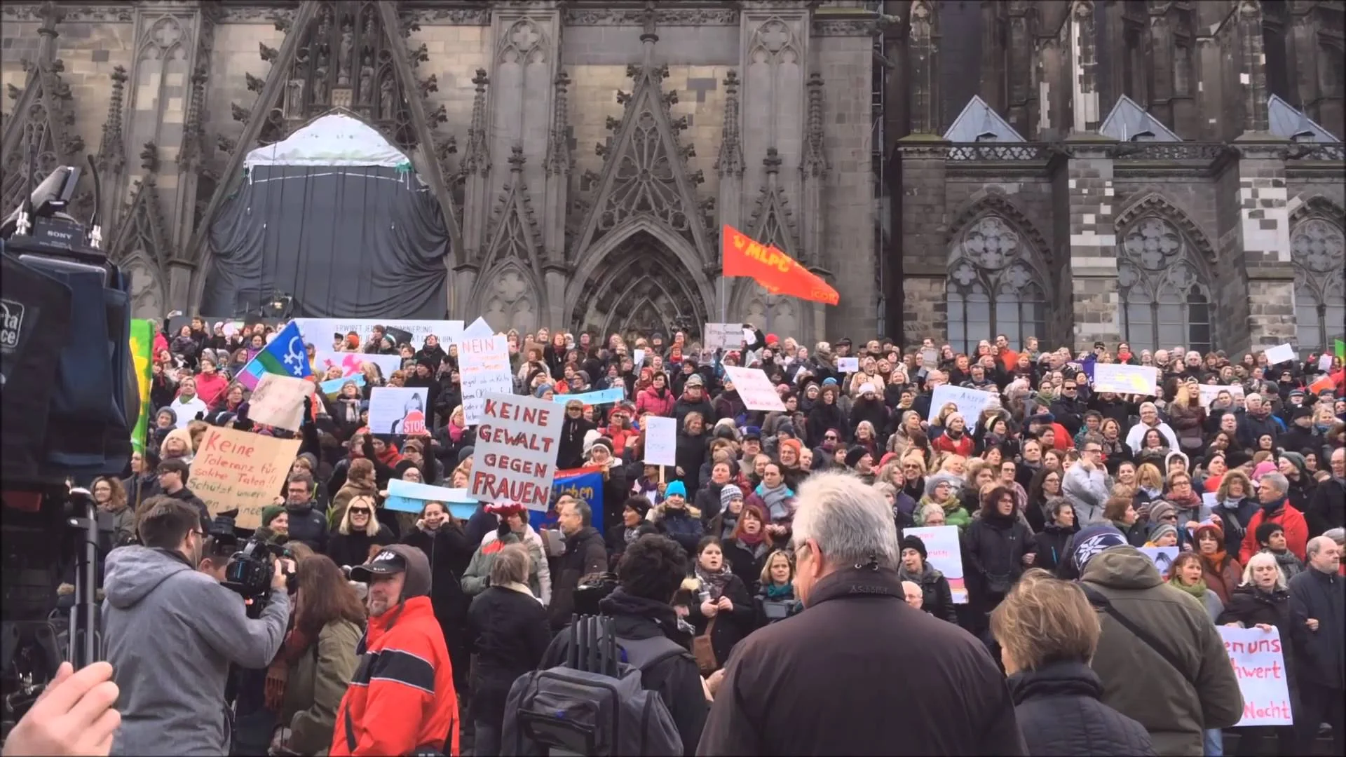 11. Januar: Vor dem Kölner Dom protestieren Tausende junger Frauen und Mädchen gegen sexuelle Übergriffe und Belästigung. In der Nacht zu Neujahr war es beim Kölner Hauptbahnhof und beim Dom zu zahlreichen schweren sexuellen Attacken gekommen. Bei den Tätern handelt es sich vorwiegend um junge Männer aus Nordafrika und dem arabischen Raum. Fast 700 Frauen haben wegen sexueller Gewalt Klage eingereicht. Aus andern Städten werden ähnliche Vorfälle gemeldet. Die Übergriffe erfahren grosse internationale Beach…