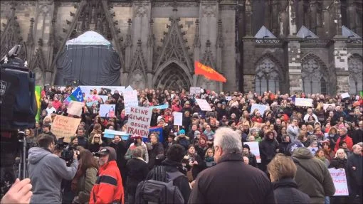 Hunderte Frauen sind auf dem Kölner Bahnhofvorplatz und beim Dom von Unbekannten belästigt, bestohlen und sexuell begrapscht worden. Fast 700 Frauen haben Anzeige eingereicht. In einem Fall soll es sich um eine Vergewaltigung handeln. Nach Augenzeugenberichten sollen die Täter „überwiegend aus dem nordafrikanischen Raum“ stammen. Aus andern Städten werden ähnliche Vorfälle gemeldet. Die Übergriffe erfahren grosse internationale Beachtung. Am 11. Januar (Bild) demonstrieren vor dem Kölner Dom Tausende junge…