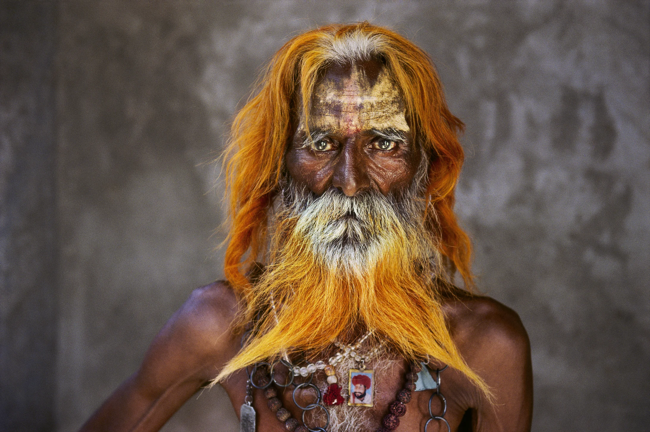 Amritsar, Punjab, 1996. Betender Sikh vor dem Goldenen Tempel. © Steve McCurry aus "Indien" (Prestel Verlag, 2015)