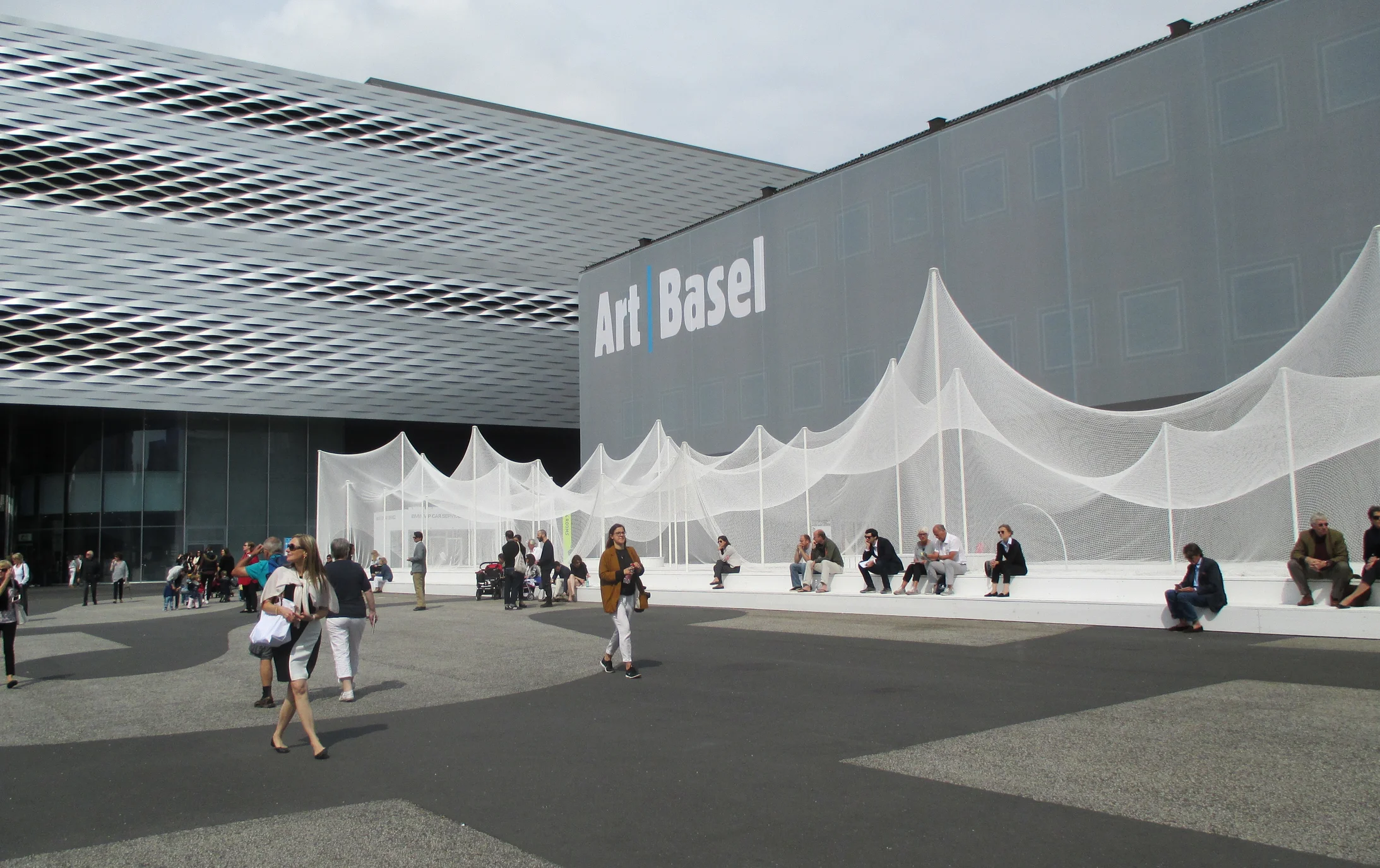 Kunstvoll gestalteter Messeplatz vor der Art Basel