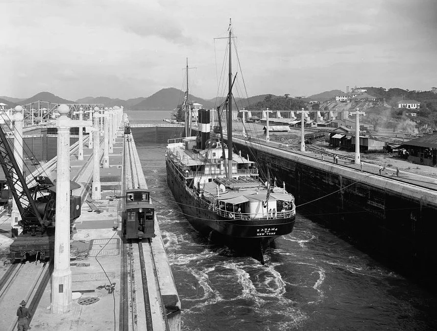 Die östliche Miraflores-Schleuse mit dem Miraflores-See im Hintergrund. Das Bild wurde vermutlich kurz vor Eröffnung des Kanals aufgenommen.