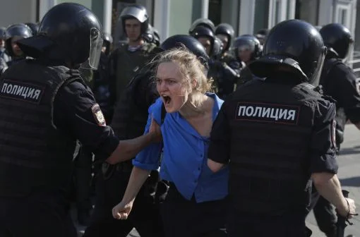 In Moskau gehen Sicherheitskräfte mit grosser Härte gegen Demonstranten vor, die freie Wahlen verlangen. Die Manifestation war nicht bewilligt worden. Die Behörden hatten eindringlich vor einer Teilnahme gewarnt. Trotzdem kommen Tausende, vor allem viele Junge. Die Polizei nimmt zahlreiche Demonstranten fest. „Schämt euch!“, rufen die Manifestanten in Sprechchören. „Wir sind friedliche Menschen, wir wollen freie Wahlen.“ (Foto: Keystone/AP/Pavel Golovkin)