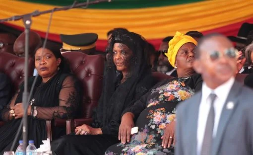 Der simbabwische Langzeit-Herrscher Robert Mugabe stirbt am 6. September im Alter von 95 Jahren. Im Bild seine Frau First Lady Grace Mugabe während des Staatsbegräbnisses im Nationalen Sportstadion in Harare. Mugabe regierte von 1980 bis 2017. (Foto: Keystone/Aaron Ufumeli)