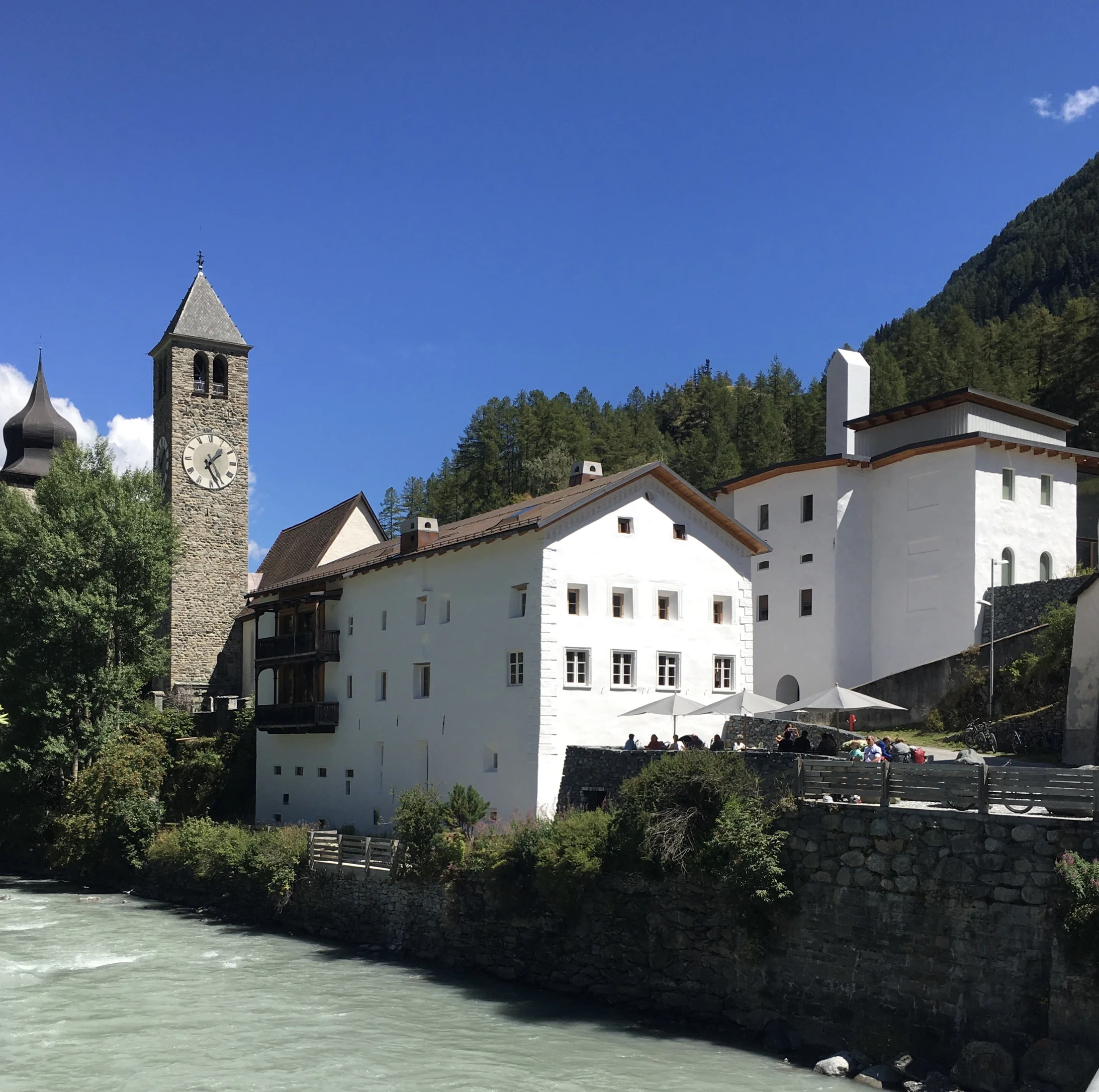 Die Bauten des Muzeums in Susch. Links der Turm der Kirche.