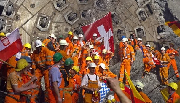 15. Oktober 2010: Ein grosser Moment für die Schweiz. Tief im Fels des Gotthards, zwischen Sedrun und Faido, erfolgt der letzte Durchschlag für den längsten Eisenbahntunnel der Welt. Mineure aus Nord und Süd reichten sich die Hand. Der 57 Kilometer lange Neat-Tunnel, der für Europas Verkehrsnetz von grösster Bedeutung ist, wird 2016 eröffnet. (Foto: Keystone)