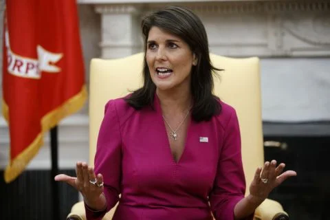 Für viele Beobachter überraschend kündigte die amerikanische UN-Botschafterin Nikki Haley gestern ihren Rücktritt zum Jahresende an. Sie ist eine der ganz wenigen Mitarbeiterinnen Donlad Trumps, die parteienübergreifend geschätzt werden. Für ihren Rückzug machte sie private Gründe geltend. (Foto: Keysstone/AP/Evan Vucci)