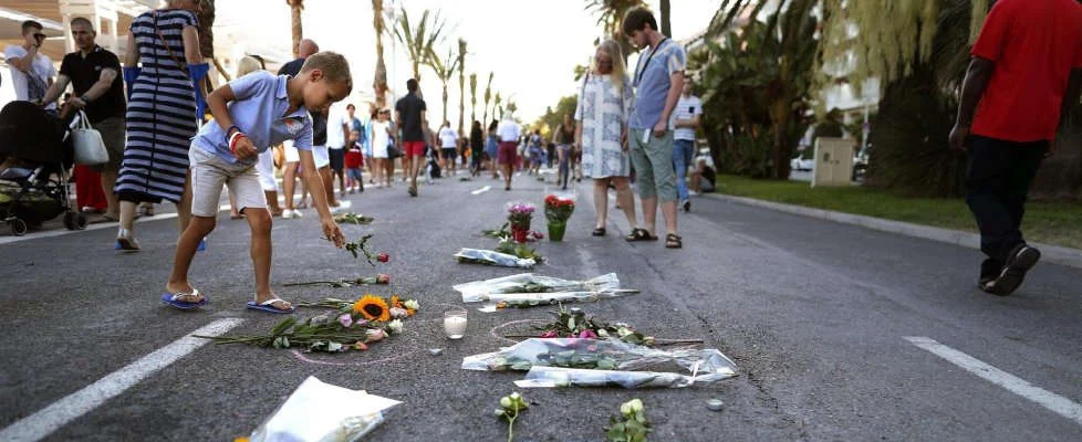 Der aus Tunesien stammende 31-jährige Mohamed Lahouaiej Bouhlel fährt nach den Feiern zum Quatorze juillet auf der Strandpromenade in Nizza in Menge und tötet 84 Menschen. Die Amokfahrt dauert fast zwei Kilometer lang, dann wird Lahouaiej Bouhlels erschossen. 