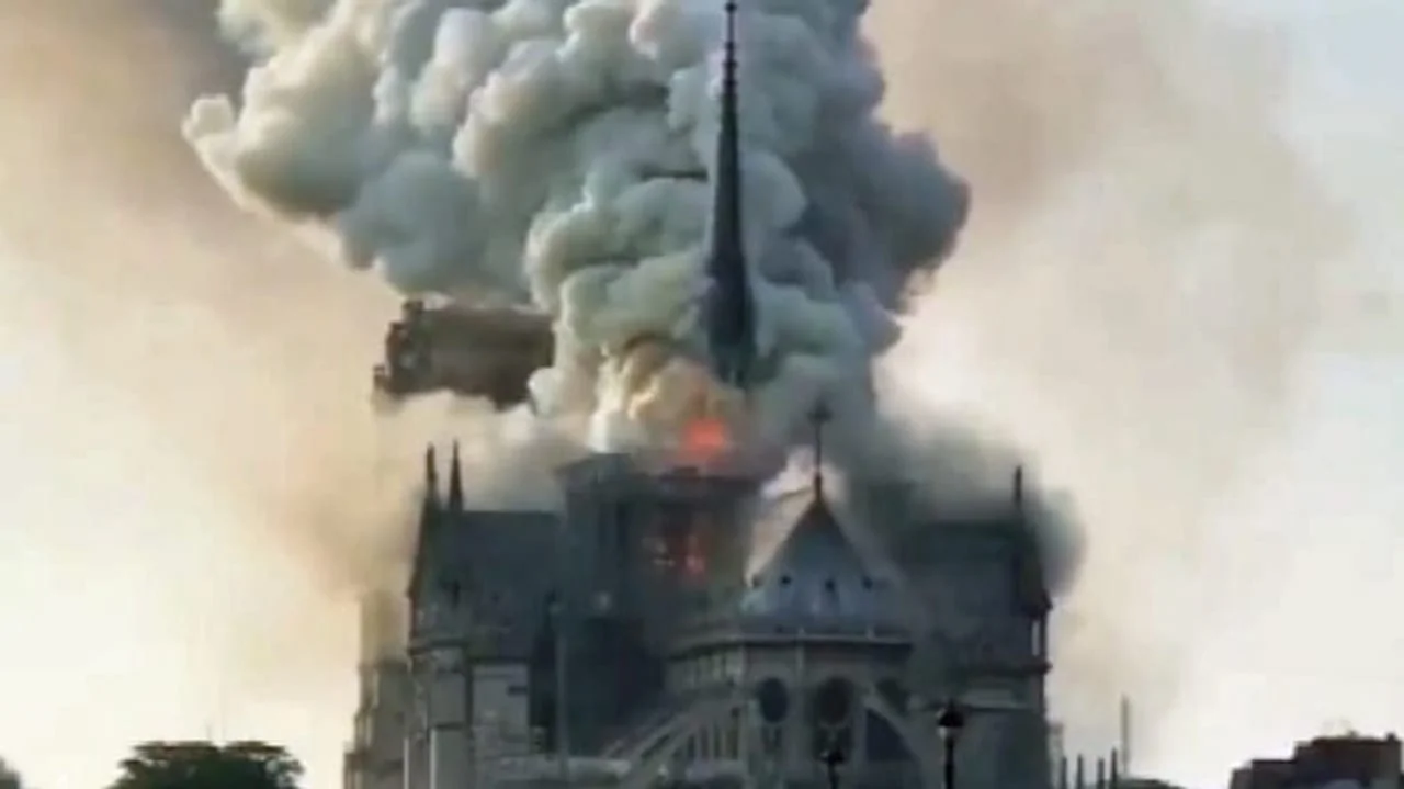 Hunderte Feuerwehrleute sind schnell im Einsatz. Ihnen gelingt es, nach vier Stunden, den Brand auf den Dachstuhl zu begrenzen und die Struktur der Kathedrale zu retten.