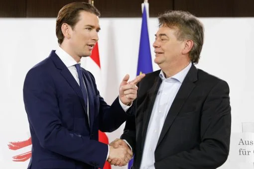 Zum ersten Mal in der Geschichte Österreichts bildet die konservative ÖVP und die Grünen eine Regierung. Im Bild: Der alte und neue Bundeskanzler Sebastian Kurz (links) und Grünen-Chef Werner Kogler. Das Bündnis löst die frühere ÖVP-FPÖ-Regierung ab, die nach dem Ibiza-Skandal von FPÖ-Parteichef Heinz-Christian Strache zerbrach. (Foto: Keystone/EPA/Florian Wieser)