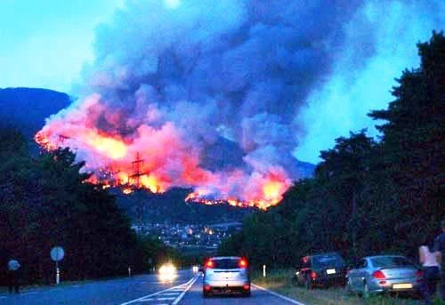 13. August 2003: In der Nähe von Leuk im Wallis bricht ein Waldbrand aus. Das Feuer zerstört über 300 Hektar Wald mit etwa 200’000 Bäumen. Das Brand­gebiet erstreckt sich von 800 Metern über Meer bis zur Waldgrenze auf 2100 Metern. Ein Fünftel des praktisch vollständig zerstörten Waldes galt als Schutzwald für die Stadt Leuk und für die Strasse nach Leukerbad. Ursache des Feuers ist Brandstiftung. (Foto: Bundesamt für Umwelt)