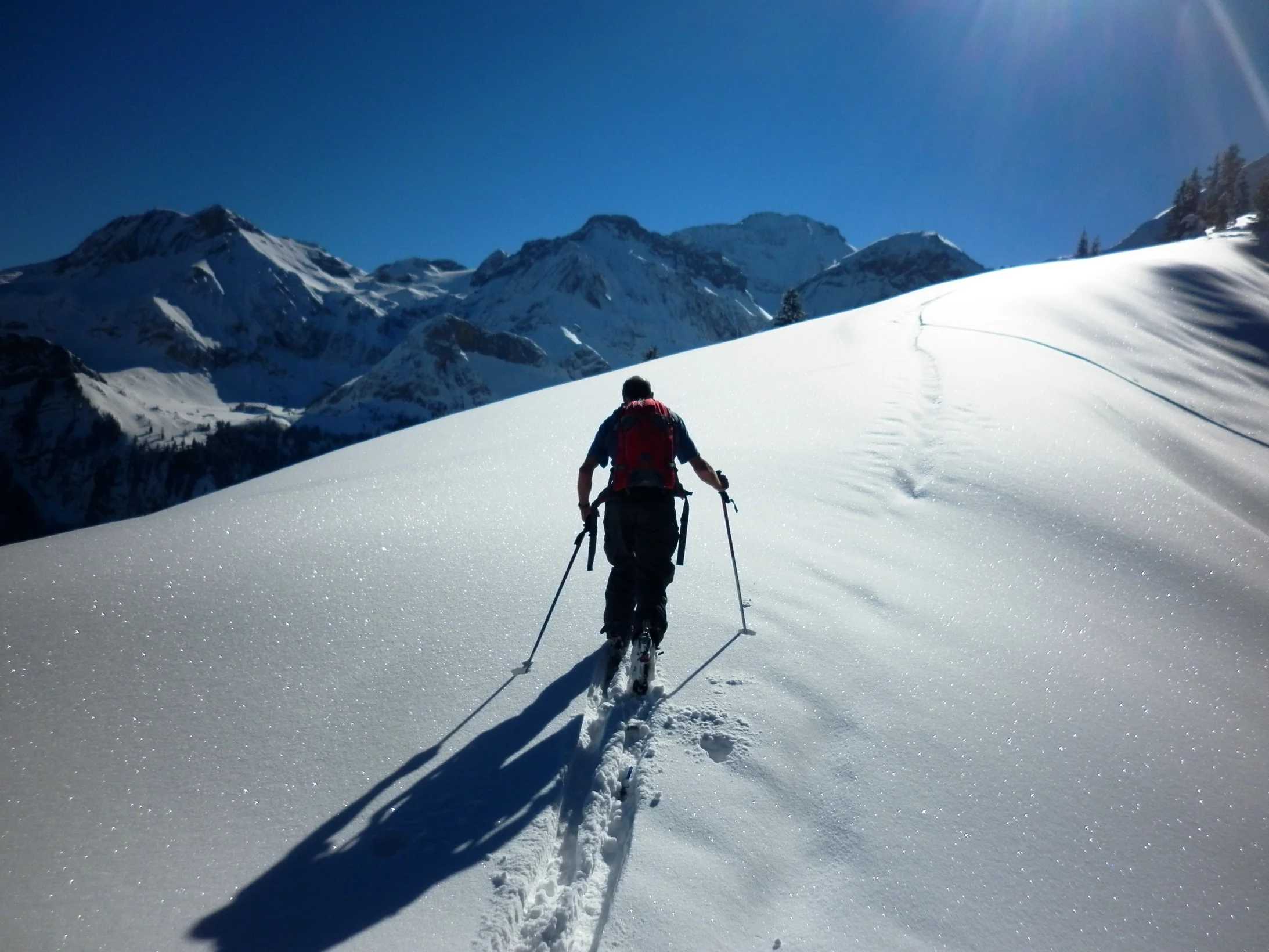 Aufstieg zur Walliser Wispile über einen sonnigen Rücken