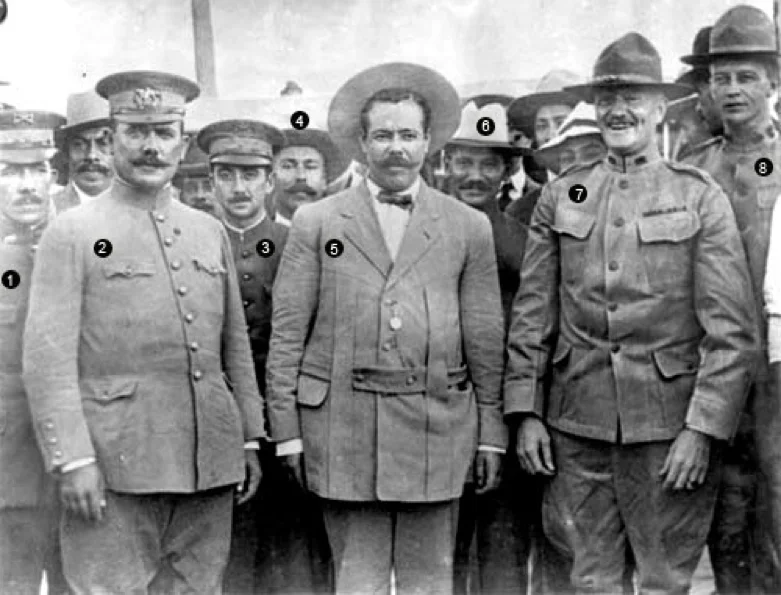 27. August 1914 auf der internationalen Brücke, die Ciudad Juarez mit El Paso verbindet, von links nach rechts: 1. Oberstleutnant Serrano, 2. General Álvaro Obregón, 3. Emilio Madero, 4. Luis Aguirre Benavides, 5. General Francisco Villa, 6. Dr. Lyman B. Rauchsman, 7. General John J. Pershing, 8. George Patton. Quelle: Fototeca Nacional INAH de Pachuca