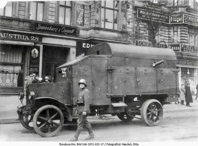 Gepanzerter LKW mit Hakenkreuz in der Potsdamer Strasse (Bild: Deutsches Bundesarchiv, 146-1972-033-17; März 1920)