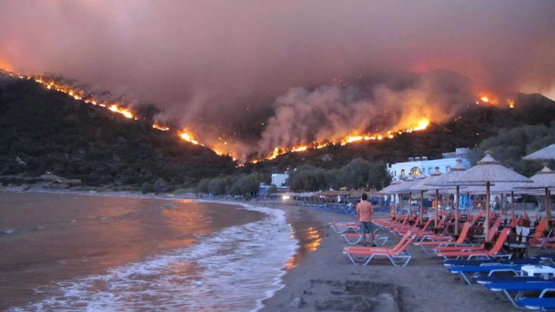 99 Menschen sterben in den Flammen, die bis zum 11. September wüten. 171 Personen werden verletzt. Betroffen von den Bränden sind drei insgesamt 68 Quadratkilometer grosse Gebiete in der Region Attika östlich und westlich von Athen. Schwere Schäden gibt es in der Küstenstadt Kineta, in Neos Voutzas, im Küstenort Mati, in der Kleinstadt Nea Makri und im Stadtviertel Kokkino Limanaki nördlich der Hafenstadt Rafina. (Foto: Keystone/DPA/Alexandros Vlachos)
