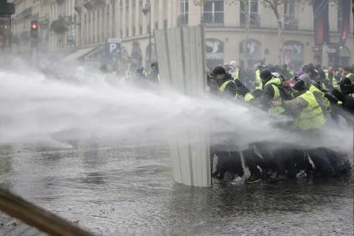 Weil die samstäglichen gewalttätigen Demonstrationen nicht abebben, gibt Präsident Macron nach und verschiebt die Erhöhung der Treibstoffpreise. Ferner kündigt er eine Besserstellung der Mindestlohn-Behieher an. Sein Rückzieher ist ein schwerer Schlag für sein Image. Beobachter rechnen damit, dass der einstige Hoffnungsträger immer mehr zur lame duck wird. Seine Populairätswerte sind dramatisch gesunken. Nur noch 18 Prozent der Franzosen sind mit seiner Politik einverstanden. (Foto: Keystone/AP/Kamil Zihni…