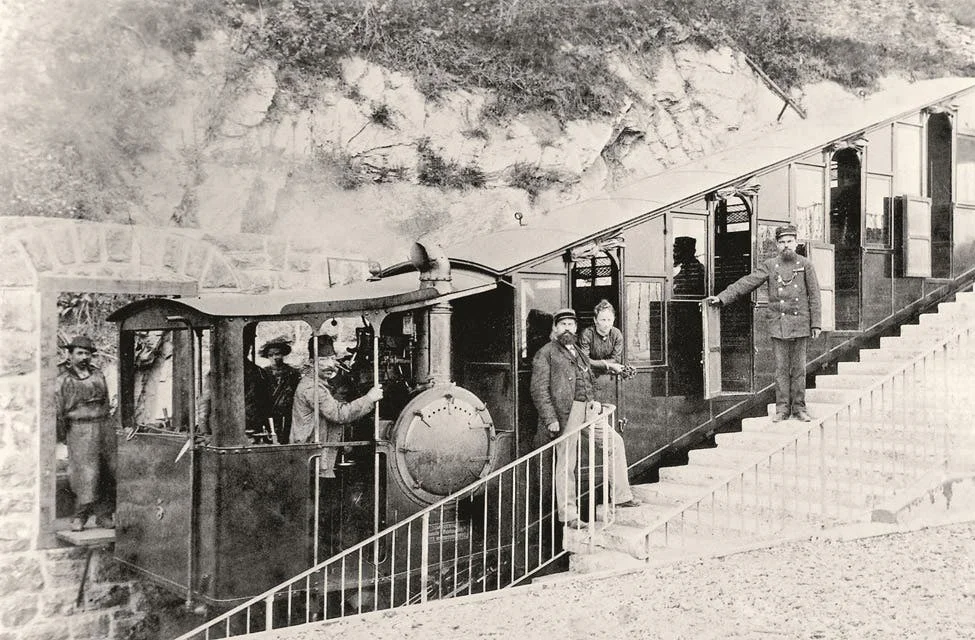 Sie ist die steilste Zahnradbahn der Welt. Die Strecke ist 4618 m lang und führt von Alpnachstad nach Pilatus Kulm (Dampfbetrieb bis 1937). Das Bild zeigt einen PB Bhm 1/2-Dampftriebwagen, der von der Schweizerischen Lokomotiv- und Maschinenfabrik Winterthur gebaut wurde. Die Strecke weist eine Steigung von bis zu 48 Prozent auf. (Foto: PD)