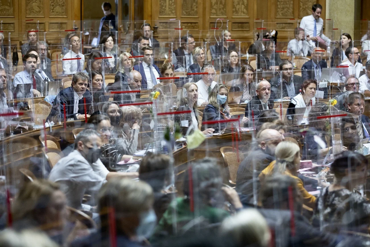 Herbstsession im Nationalrat. Um die Parlamentarier vor dem Coronavirus zu schützen, sind die National- und Ständeräte durch Plexiglasscheiben getrennt. (KEYSTONE/Peter Klaunzer) 