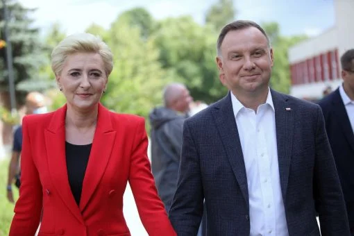 Der rechtskonservative, nationalistische polnische Präsident Andrzej Duda, hier mit seiner Frau Agata Kornhauser-Duda, gewinnt die Präsidentschaftswahlen knapp. Duda erhält 51,2 Prozent der Stimmen. Auf seinen liberalen Herausforderer Rafał Trzaskowski entfallen demnach 48,8 Prozent. (Foto: Keystone/EPA/Lukasz Gagulski)