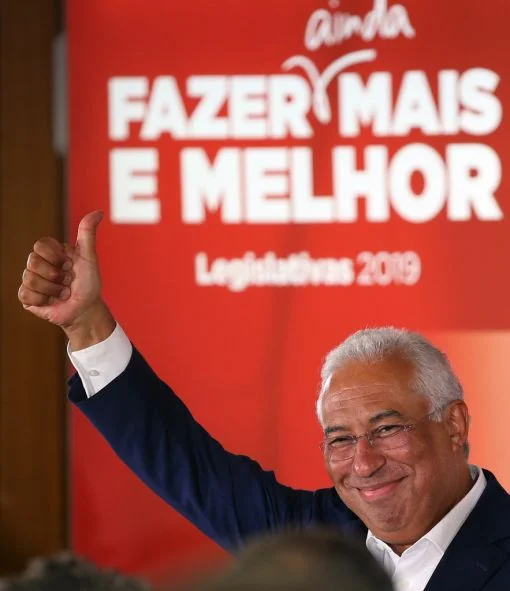 Portugal ist anders: Während in weiten Teilen Europas die sozialdemokratischen Parteien einbrechen, feiert die Linke in Portugal einen Wahltriumph. Der Partido Socialista (PS) von Ministerpräsident António Costa geht als klarer und gestärker Sieger aus den Wahlen hervor. Die Sozialisten gewinnen 4 Prozent der Stimmen dazu und werden mit 36,3 Prozent klar stärkste Partei. Die liberal-konservative PSD sowie die rechtskonservative CDS-PP, die bei der letzten Parlamentswahl 2015 im Bündnis antraten, sind die k…