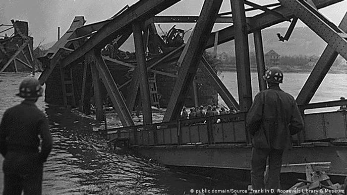 Zehn Tage nach der Eroberung der Brücke durch die Alliierten stürtzte sie ein. (Bild: PD)