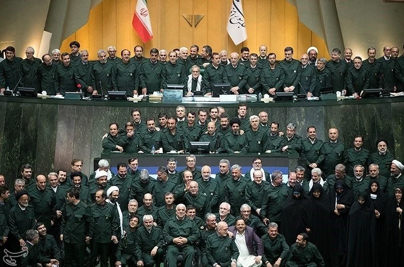 Abgeordnete des iranischen Parlaments in Uniformen der Revolutionsgarden. © Iranjournal