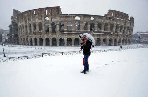 Wochenbeginn, Schnee in Rom. Auch in der Schweiz war der Montagmorgen der kälteste Morgen dieses Winters. Laut SRF-Meteo werden im Schweizer Flachland bis zur Wochenmitte Temperaturen bis zu minus 14 Grad erwartet. Im bündnerischen Buffalora (GR) war es am Montagmorgen minus 27,9 Grad kalt. Im Neuenburger Jura und im Engadin sind Tiefstwerte um minus 30 Grad möglich.
(Foto: Keystone/AP/Alessandra Tarantino)