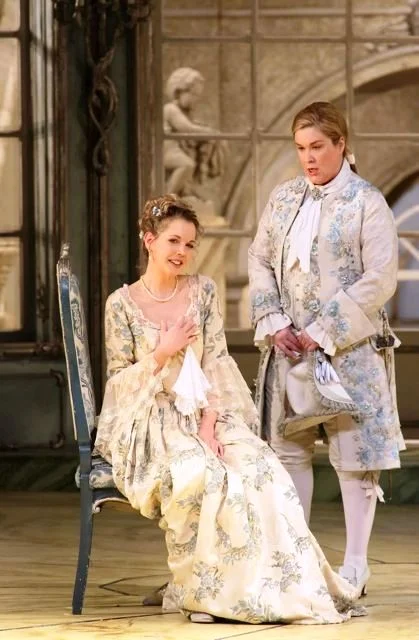 Sophie (Mojca Erdmann) & Octavian (Alice Coote). Bild: Bayerische Staatsoper ©W.Hösl.
