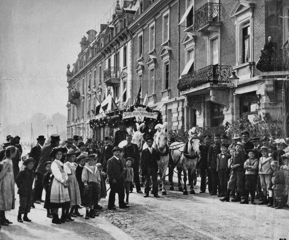 17. September 1900: In Zürich verkehrt das letzte Rösslitram. 516 Pferde standen 18 Jahre im Einsatz. Das Schienennetz betrug 8,9 Kilometer. Pro Tag wurden bis zu 14'000 Passagiere befördert. Mit einer Zeremonie wurde die letzte Rösslitram-Komposition am 17. September verabschiedet. (Bild: Archiv Tram-Museum Zürich)