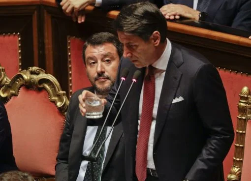 Die italienische Koalitionsregierung zwischen Cinque Stelle und Lega ist Vergangenheit. „Die Regierung endet hier“, sagt Ministerpräsident Giuseppe Conte (rechts). Er greift Lega-Chef Matteo Salvini heftig an, tritt zurück und wird später vom Staatspräsidenten erneut mit der Regierungsbildung beauftragt. Damit ging das Kalkül Salvinis nicht auf. Der Lega-Chef geht als vorläufiger Verlierer aus dem Machtkampf hervor. Später bildet Conte zusammen mit den Cinque Stelle und den Sozialdemokraten eine neue Regie…