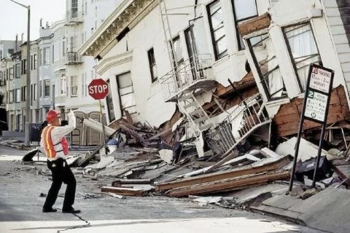 Es ist das schwerste Erdbeben in San Francisco seit 1906. Es hat eine Stärke von 7,1 und dauert 15 Sekunden. Das Epizentrum befindet sich beim Berg Loma Prieta in den Santa Cruz Mountains. In San Franciso, Oakland, Santa Cruz und Watsonville entstehen Schäden im Wert von sechs Milliarden Dollar. 62 Menschen sterben. Die Sachschäden belaufen sich auf 6 Milliarden Dollar. Schwer beschädigt wird unter anderem die zweistöckige San Francisco-Oakland Bay Bridge. Ein Teil der oberen Fahrbahn stürzt auf die untere…