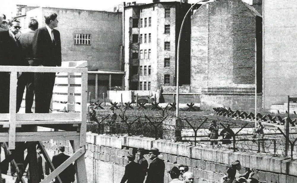 Kennedy auf der Aussichtsplattform am Checkpoint Charlie. (Foto: U.S. Army Photo, aus der Sammlung von Dr. John Provan)