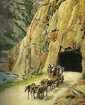 Die Gotthard-Postkutsche beim „Urnerloch“, zeitgenössische Postkarte in Farbe.