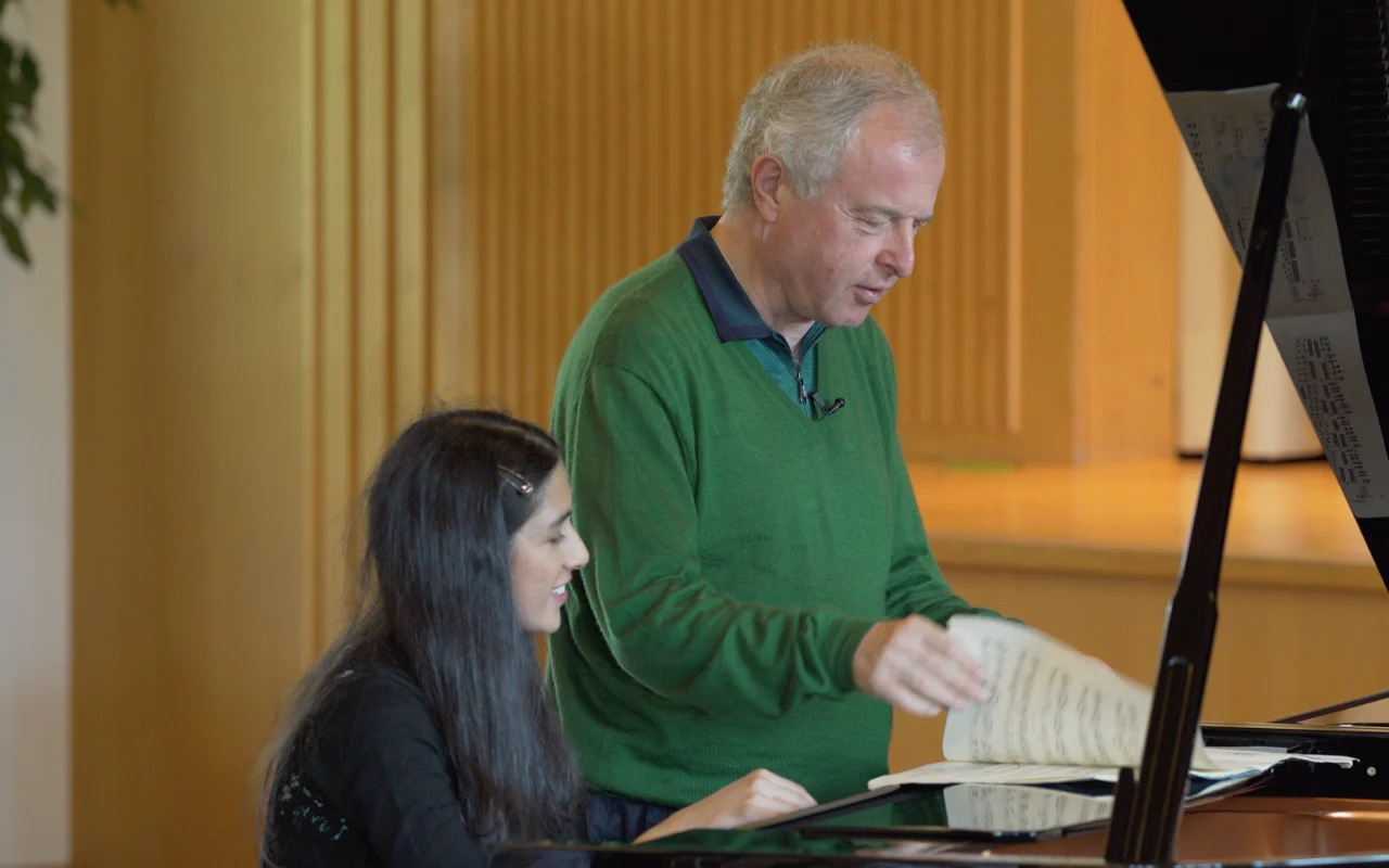 Erklärungen vom Meister: András Schiff in der Academy. Foto: Menuhin Festival