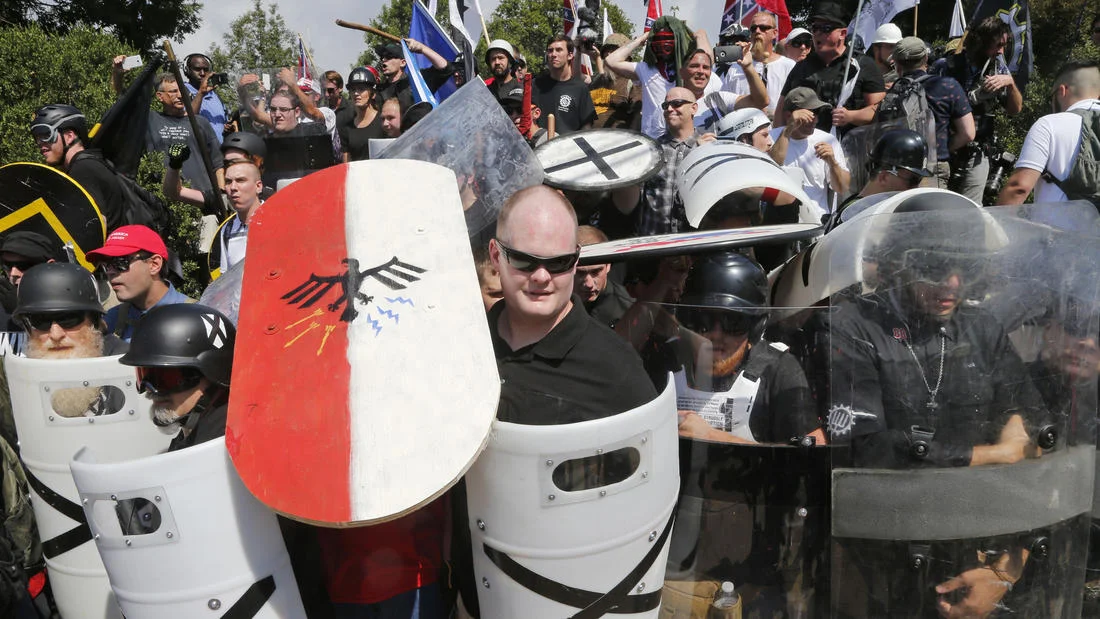 Die Rechtsextremen strömten aus dem ganzen Land nach Charlottesville. Sie sind mit Schutzschildern, Pfeffersprays und Eisenstangen bewaffnet. (Foto: AP/Steve Helber)