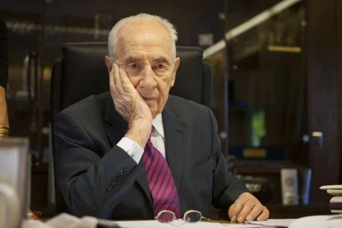 Peres stirbt in Tel Aviv im Alter von 93 Jahren an einer Hirnblutung. Der in Wiszniew im damaligen Polen und heutigen Weissrussland geborene Szymon Perski war von 2007 bis zum 24. Juli 2014 Staatspräsident von Israel. Zuvor war er zwei Mal Ministerpräsident und gehörte als Minister mehreren Regierungen an. Er war auch mehrmals Vorsitzender der israelischen Arbeitspartei Awoda. 1994 erhielt er zusammen mit Jitzchak Rabin und Jassir Arafat den Friedensnobelpreis. (Foto: Keystone) 