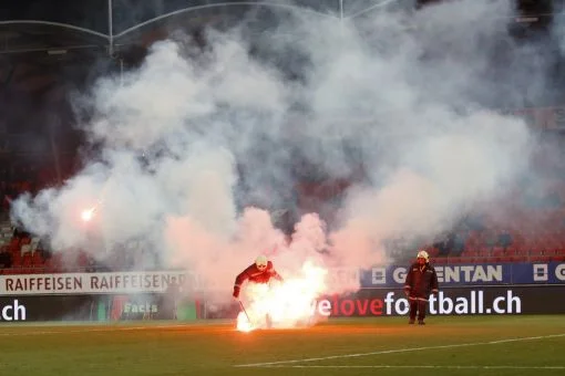 Das Spiel zwischen dem FC Sion und den Zürcher Grasshoppers (GC) wird nach 56 Minuten beim Stand von 2:0 für die Walliser abgebrochen. Anhänger der Grasshoppers hatten immer wieder Feuerwerkskörper aufs Spielfeld geworfen. Die Disziplinarkommission der Swiss Football League wertet das Spiel mit 3:0 forfait für den FC Sion. GC steigt Ende der Saison in die Challenge League ab. (Foto: Keystone/Salvatore Di Nolfi)