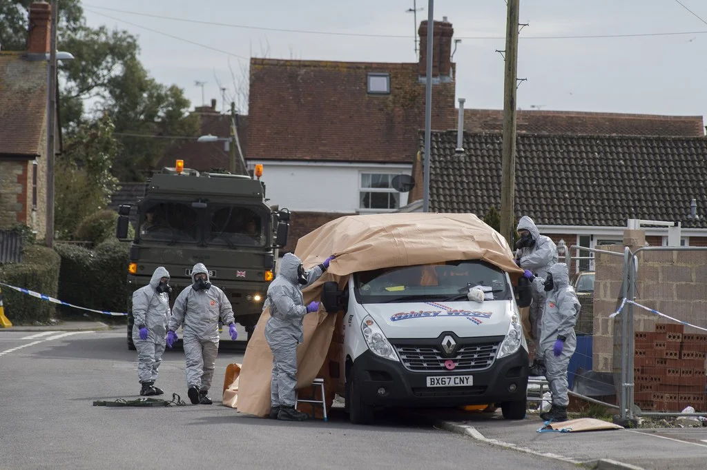 Spezialisten der britischen Armee bereiten den Abtransport eines Autos in der südenglischen Stadt Salisbury vor, das möglicherweise mit dem Nervengift Nowitschok kontaminiert wurde. Aufnahme vom Donnerstag. (Foto: Keystone/MARTIN JONES MOD)

