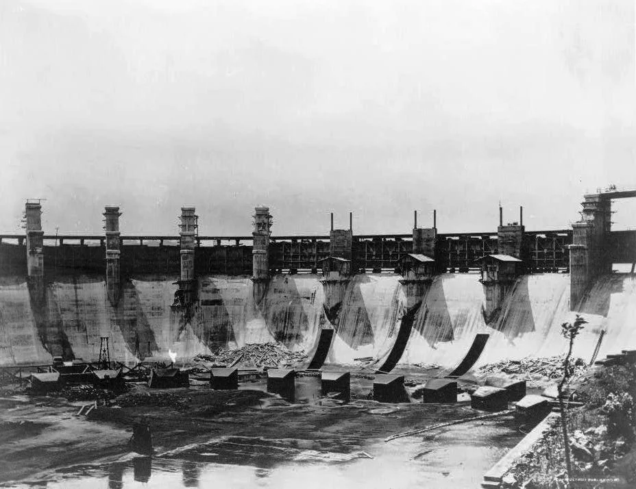 Eine Abflussschleuse des Gatun-Sees. Ein Bild aus dem Jahr 1914.