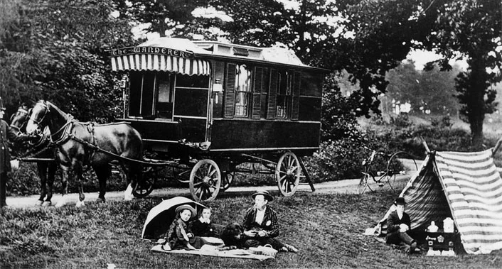 Stables ist ein in Schottland geborener englischer Arzt, Reiseschriftsteller und weitgereister Abenteurer. Auf seine Initiative und nach seinen Plänen wird 1885 der erste Touristencar der Geschichte gebaut: „The Wanderer“. Auf die Idee, „The First Leisure Caravan“ zu bauen, kommt er, nachdem er einen Zigeunerwagen inspiziert hatte. Den Auftrag dazu gibt er der „Bristol Wagon Company“, die Salonwagen für die Eisenbahn baut. Der von zwei Pferden gezogene Wanderer wiegt etwa zwei Tonnen und ist teilweise mit …