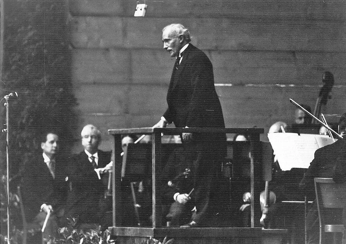 25. August 1938: Offizielle Geburtsstunde des Lucerne Festival: In Tribschen bei Luzern dirigiert Arturo Toscanini vor dem Richard-Wagner-Museum ein Eliteorchester (1938: Offizielle Geburtsstunde des Lucerne Festival: In Tribschen bei Luzern dirigiert Arturo Toscanini vor dem Richard-Wagner-Museum ein Eliteorchester („Concert de Gala“), das für ihn zusammengestellt wurde. Das Bild zeigt Toscanini während des Gründungskonzerts. Konzertmeistert war Adolf Busch. Wagner wohnte zeitweise in Triebschen. Dieses K…