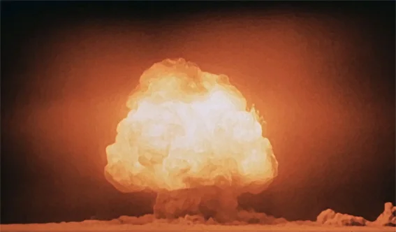 16. Juli 1945: In New Mexico, nahe der Stadt Alamogordo, findet der erste Atombomben-Test statt. Das Experiment trägt den Namen Trinity-Test (Dreifaltigkeit). Die Sprengkraft beträgt 21 Kilotonnen. Die Plutonium-Implosionsbombe wird auf einem 30 Meter hohen Turm angebracht und gezündet. Der Pilz erreicht eine Höhe von zwölf Kilometern. Die Druckwelle ist bis in 160 Kilometern Entfernung zu spüren. Der erste sowjetische Test findet vier Jahre später, 1949, statt. Seither wurden weltweit etwa 2’000 Kernwaffe…