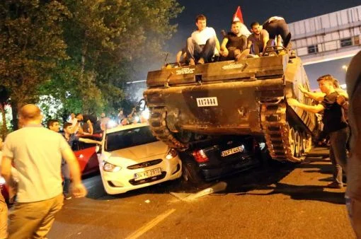 Teile des türkischen Militärs putschen gegen Staatspräsident Erdoğan und die türkische Regierung. Bei Gefechten kommen 247 Menschen ums Leben. Erdoğan-Gegner bemächtigen sich in Istanbul mehrerer Panzer und fahren durch die Strassen. Erdoğan reagiert rabiat. Mehr als ein Drittel der Offiziere im Generals- und Admiralsrang werden verhaftet. Der Säuberung fallen Tausende Richter, Staatsanwälte, Polizisten und Journalisten zum Opfer. Zehntausende Militärangehörige sowie 80’000 Angestelle in der Verwaltung, de…