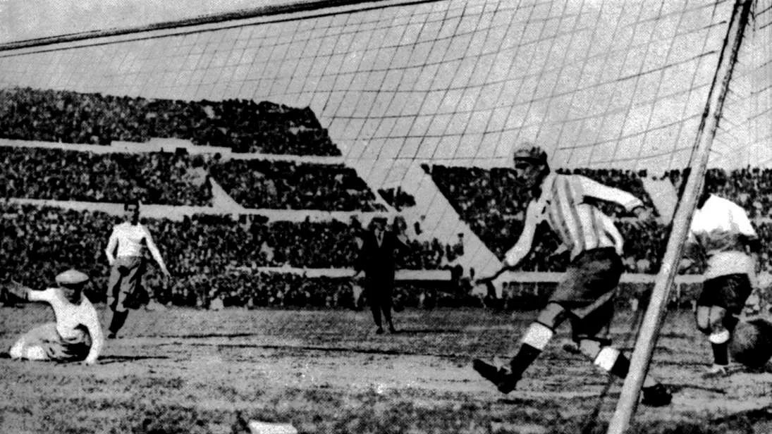 Das 1. Tor in einem WM-Final: Uruguay geht gegen Argentinien 1:0 in Führung. (Foto: Keystone)